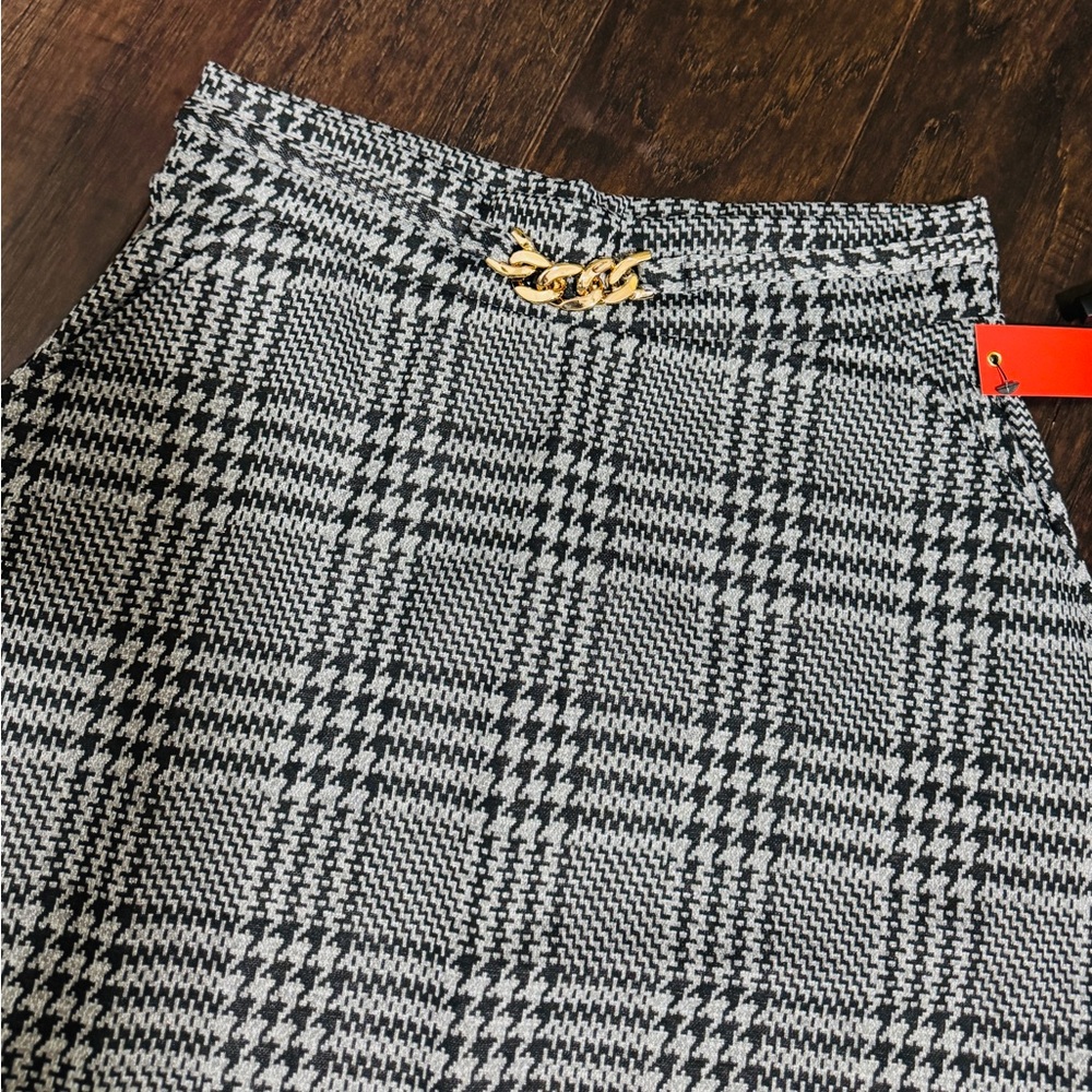 Chic Black and White Plaid Skirt - Picture 2 of 3